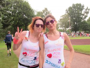 Alicija und Dominika mit Glitzer-Shirts! YEAH!