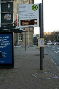 Fahrt mit dem Linienbus zum Abfahrtsort der Shuttlebusse zum Start des Winterlaufs.